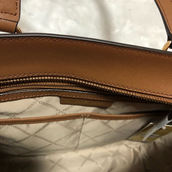 Michael KORS Joey Md Pocket Leather Tote - Picture 6 of 8